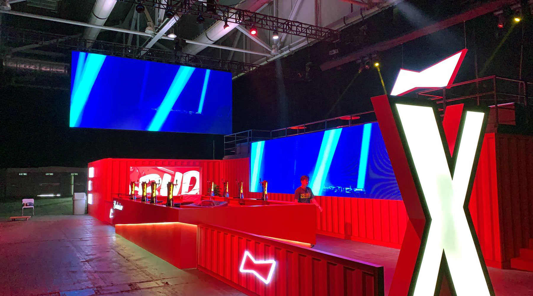 We provide top-of-the-line video Wall equipment, available for rental to suit your event.  Rental service may include set up and dismantle, on-site support at your events such as annual dinners, conferences, performances, parties.